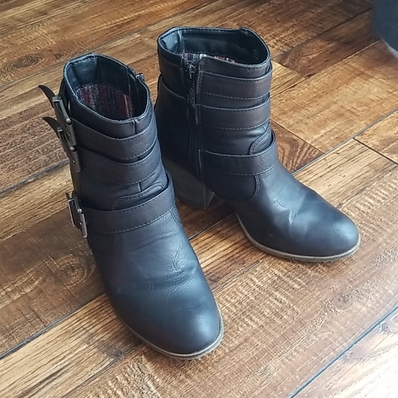 Black buckled booties - Picture 2 of 6